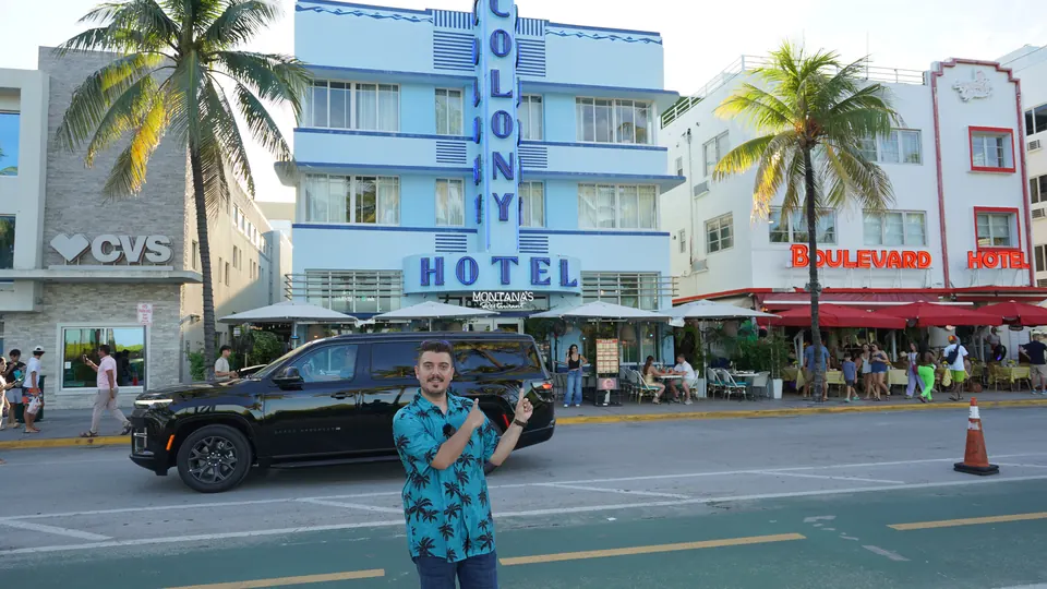 Colony Hotel’in önünde kameramla çekim yaparken çekilmiş fotoğrafım.