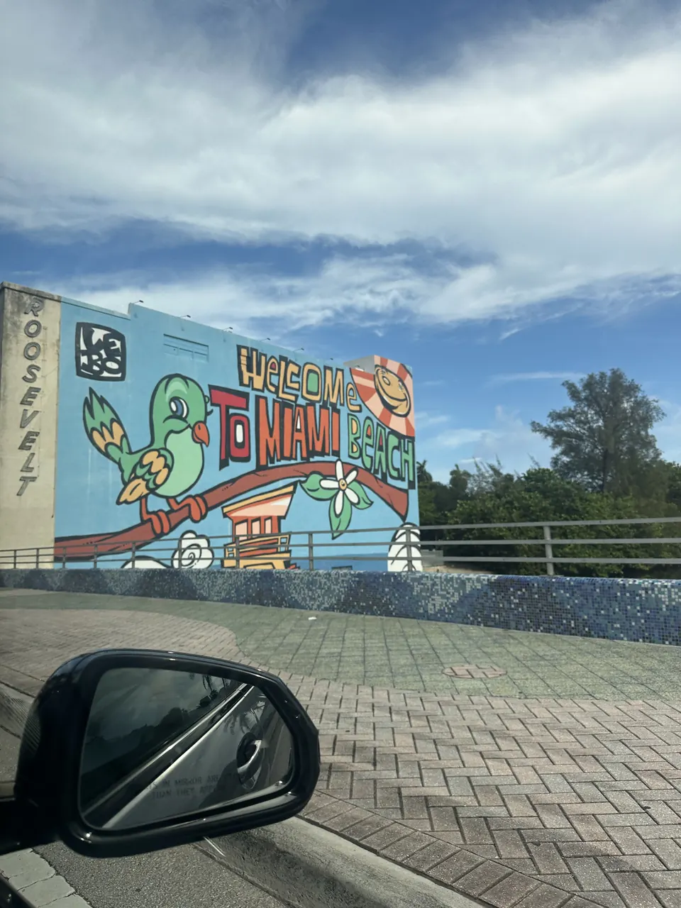 Araç penceresinden görünen Welcome to Little Havana duvar resmi.