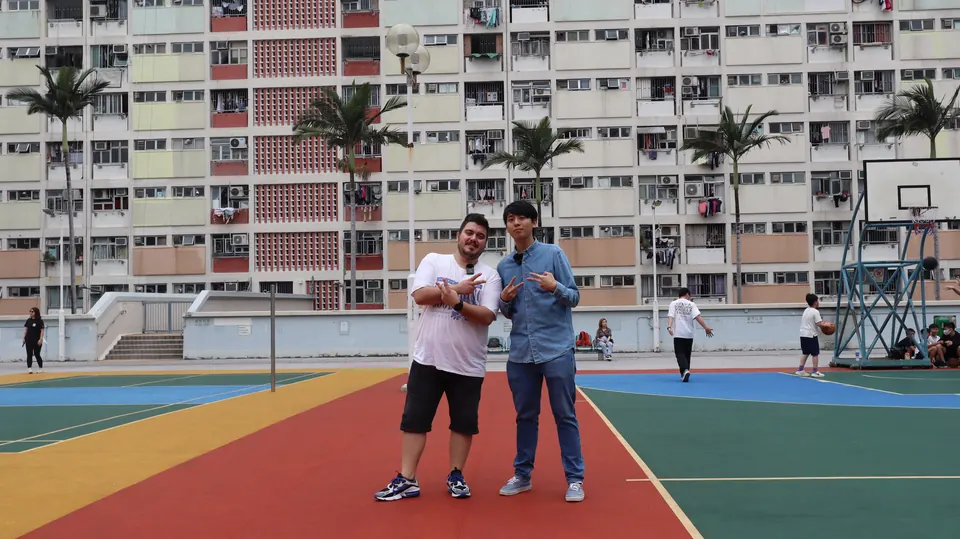 Renkli basketbol sahasında yol arkadaşımla çekilmiş fotoğrafımız.
