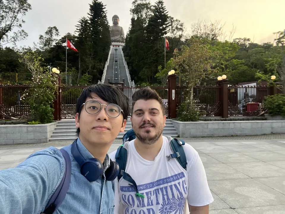 Arkamızda Büyük Buda ve merdivenler, önümde yol arkadaşımla çektiğim selfie.