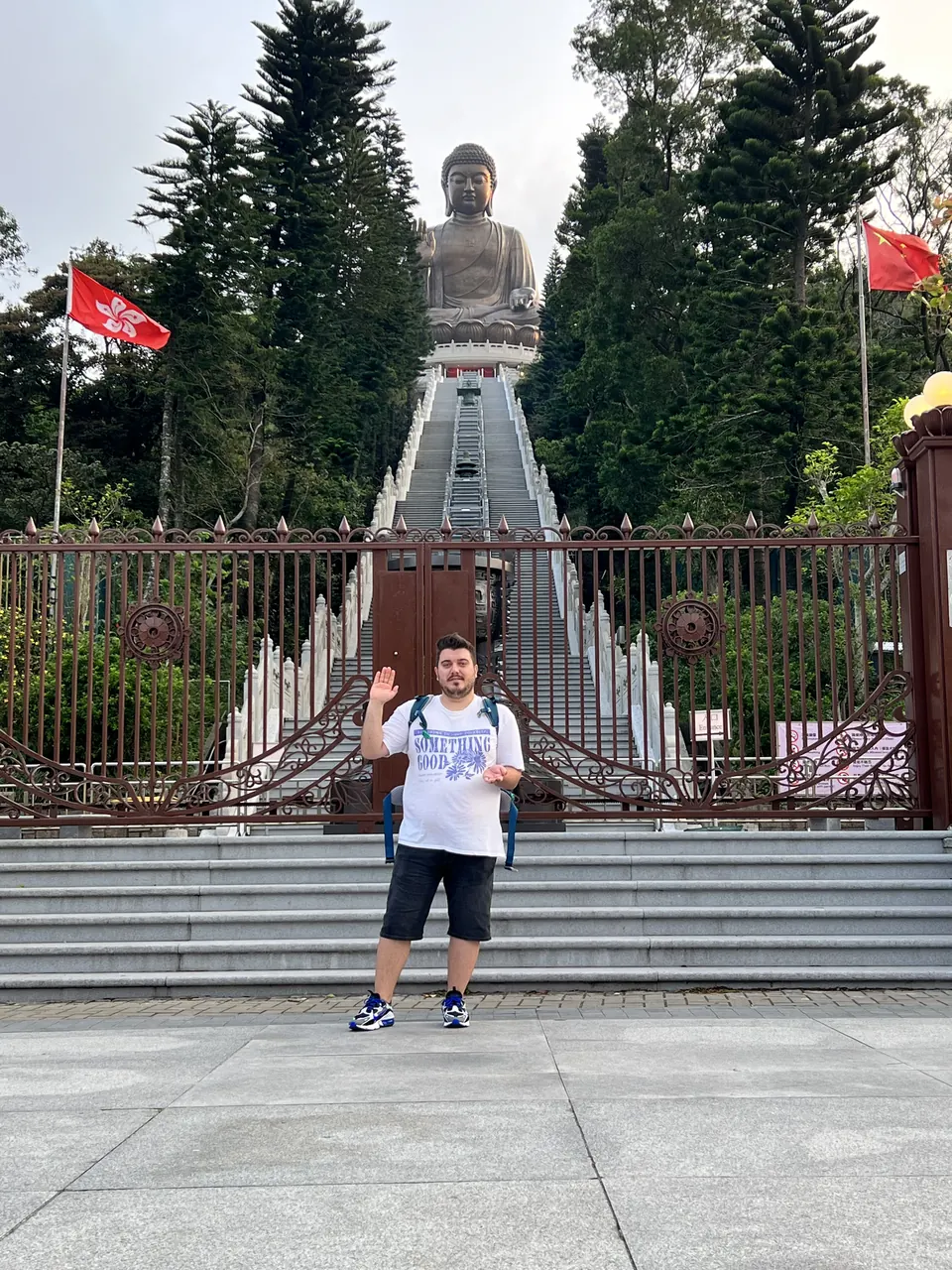 Büyük Buda’ya çıkan merdivenlerin kapısının önünde duruyorum.