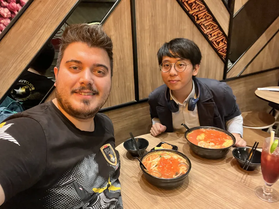Yol arkadaşımla, masadaki iki sıcak yemeğin yanında çektiğim selfie.