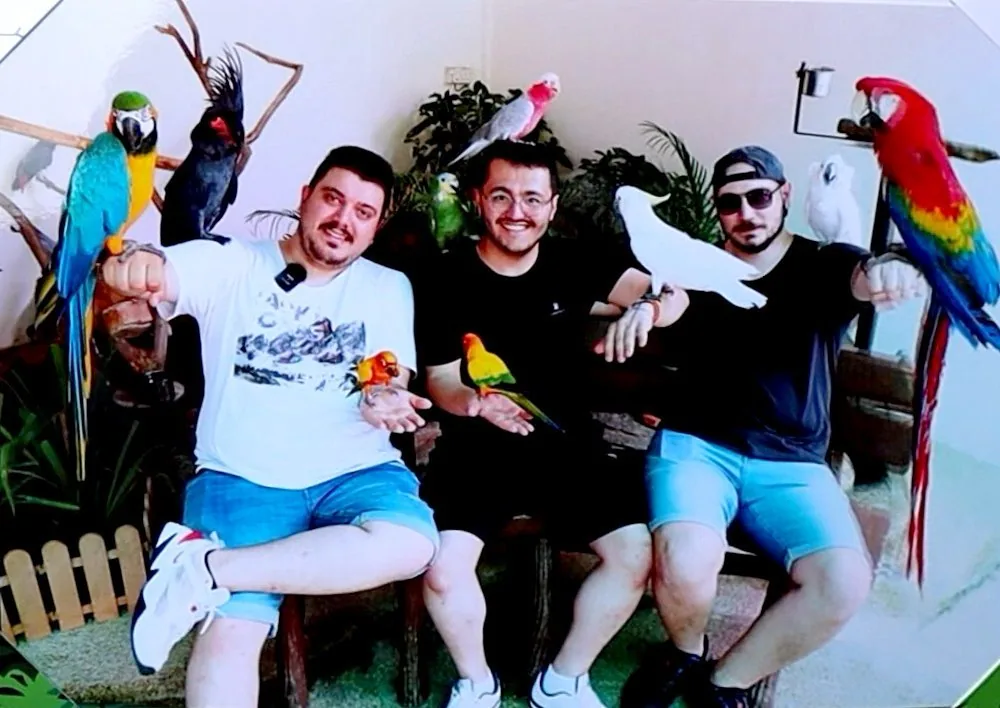 Arkadaşlarımla, kollarımıza konmuş rengârenk papağanlarla çekilmiş fotoğrafımız.