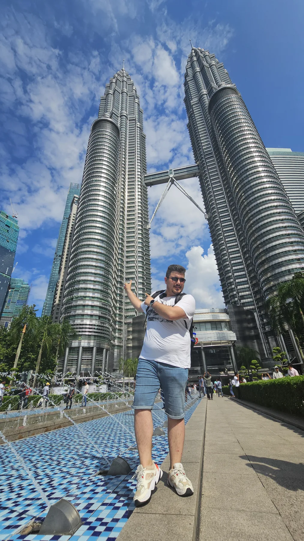 Petronas İkiz Kuleleri’nin önünde, kameramla durduğum fotoğraf.