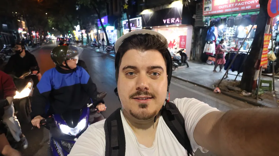 Motosikletler ve ışıklı dükkânlar arasında çektiğim selfie.